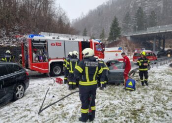 Auto kollidiert mit Leitschiene