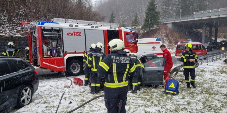 Auto kollidiert mit Leitschiene