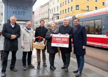 Eine Million Fahrgäste: Traunseetram feiert Meilenstein nachhaltiger Mobilität und regionaler Vernetzung