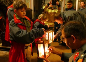 Bezirk Gmunden (OÖ): Feuerwehrjugend des Bezirkes Gmunden empfängt das Friedenslicht