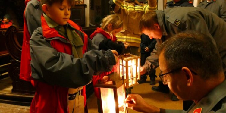 Bezirk Gmunden (OÖ): Feuerwehrjugend des Bezirkes Gmunden empfängt das Friedenslicht