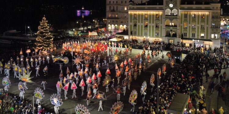Traditioneller Glöcklerlauf in Gmunden: Finale am Rathausplatz