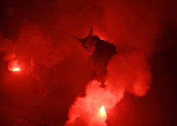 Teuflischer Abend in Altmünster – Perchtenlauf begeistert Tausende
