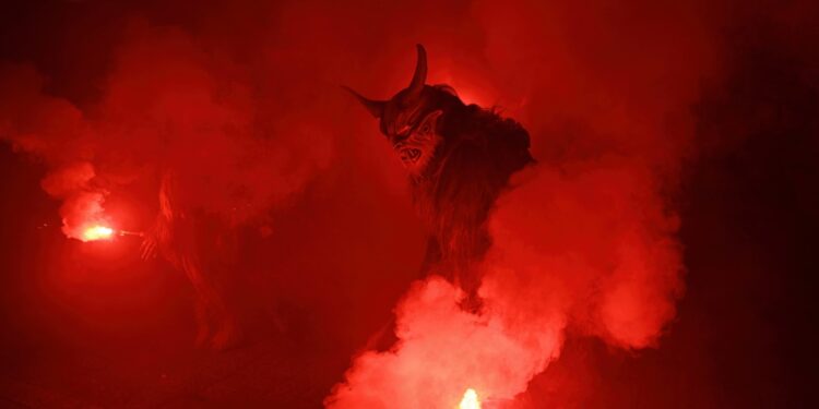 Teuflischer Abend in Altmünster – Perchtenlauf begeistert Tausende