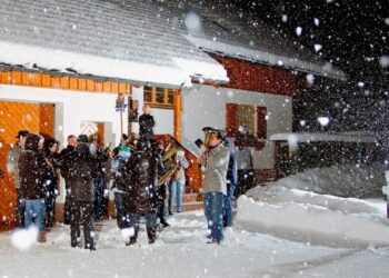 Altjahrverbrennen und Neujahrsblasen von Haus zu Haus: Obertraun verabschiedet das Jahr 2024!