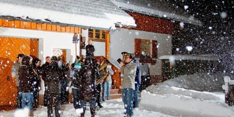 Altjahrverbrennen und Neujahrsblasen von Haus zu Haus: Obertraun verabschiedet das Jahr 2024!