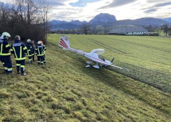 Kleinflugzeug schoss über Landebahn hinaus