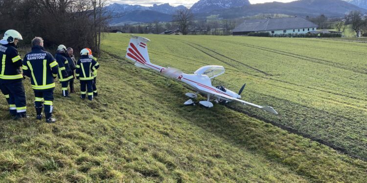 Kleinflugzeug schoss über Landebahn hinaus