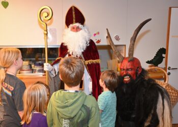Nikolaus-Besuch im SOS-Kinderdorf zaubert strahlende Augen