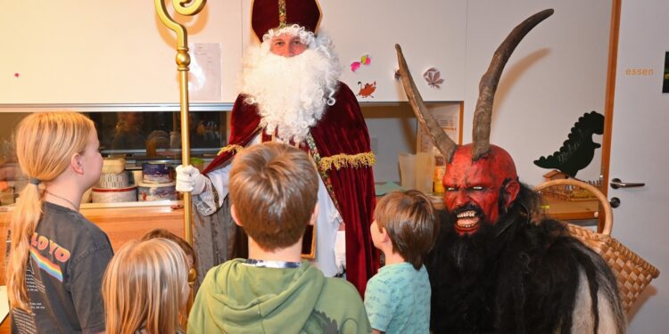 Nikolaus-Besuch im SOS-Kinderdorf zaubert strahlende Augen