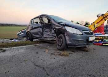 Glatteis führt zu schwerem Unfall in Vöcklamarkt