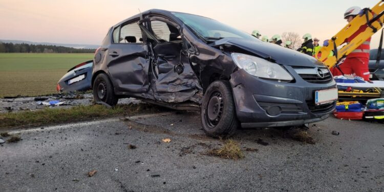 Glatteis führt zu schwerem Unfall in Vöcklamarkt