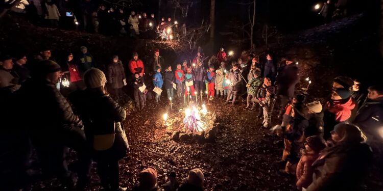 Pfadfinder Bad Ischl feiern Waldweihnacht am Kalvarienberg