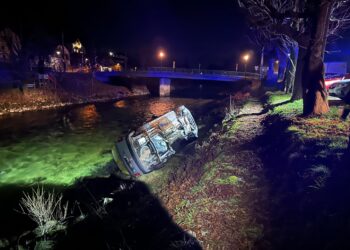 Einsatz in den Morgenstunden: Kleintransporter drohte in die Traun zu stürzen