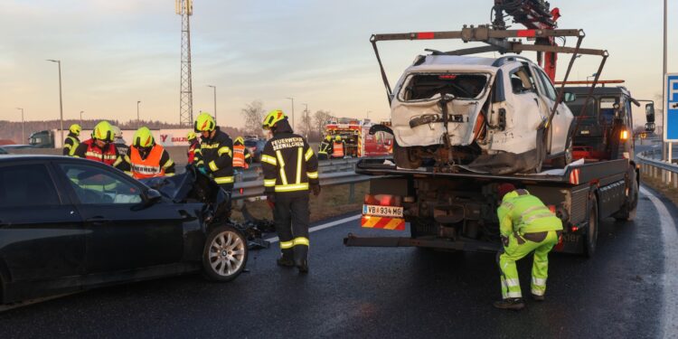 Vier teils Schwerverletzte bei schwerem Auffahrunfall auf Westautobahn in Schörfling am Attersee
