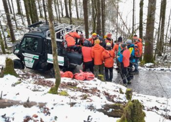 Bei Wanderung um den Almsee am eisigen Wanderweg gestürzt