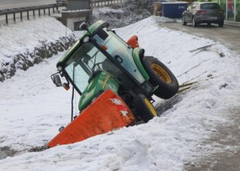 Winterdiensttraktor in Regenwassersickerbecken gestürzt