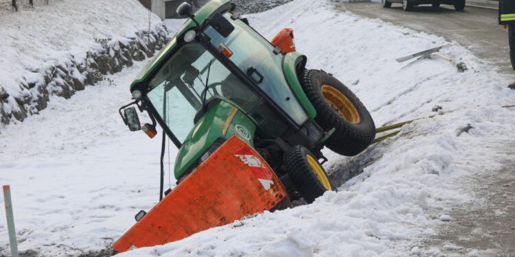 Winterdiensttraktor in Regenwassersickerbecken gestürzt