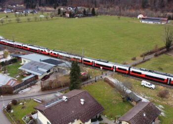 Zug bei Ebensee wegen Oberleitungsstörung evakuiert