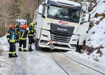 LKW von vereister Fahrbahn geborgen