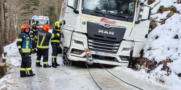 LKW von vereister Fahrbahn geborgen