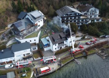 Drei Feuerwehren bei Dachstuhlbrand in Gmunden im Einsatz
