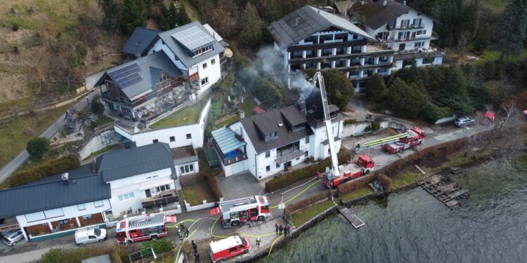 Drei Feuerwehren bei Dachstuhlbrand in Gmunden im Einsatz