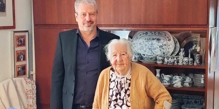 Bürgermeister Alois Six gratulierte Frau Franziska Burger anlässlich ihres 100. Geburtstages