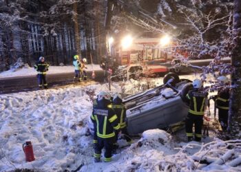 Fahrzeugüberschlag im Weißenbachtal