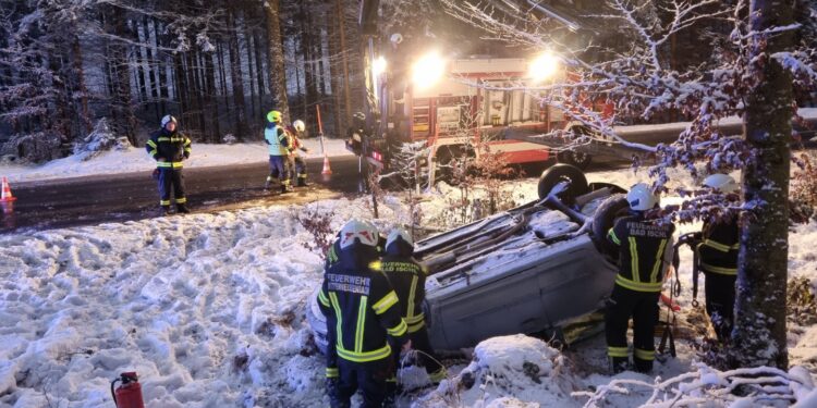 Fahrzeugüberschlag im Weißenbachtal