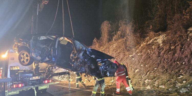 B145 glich einem Trümmerfeld nach Verkehrsunfall in Bad Ischl