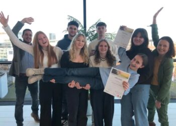 Emily Wilfinger gewinnt beim Sprachenwettbewerb der Berufsbildenden Höheren Schulen in Linz Gold und Silber