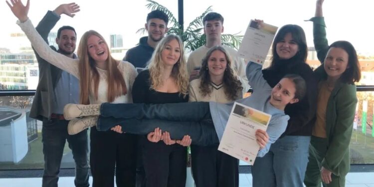 Emily Wilfinger gewinnt beim Sprachenwettbewerb der Berufsbildenden Höheren Schulen in Linz Gold und Silber