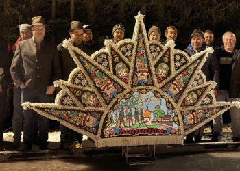 Eine Glöcklerkappe von den Haidner Glöcklern gewidmet den Ischler Prangerschützen