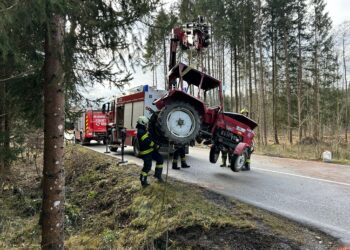 PKW mit Traktor kollidiert