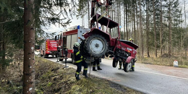 PKW mit Traktor kollidiert
