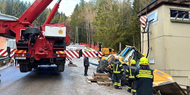 Radlader bei Streuarbeiten im Graben gelandet