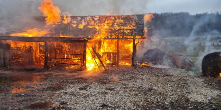 Großeinsatz in Bad Ischl: Stall in Vollbrand