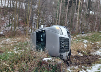 Auto bei Altmünster von Straße abgekommen und überschlagen