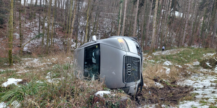 Auto bei Altmünster von Straße abgekommen und überschlagen