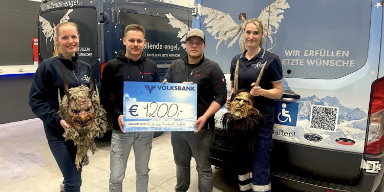 „Teuflische“ Spende der Viechtwanger Tramboch Teufeln an Verein Rollende Engel