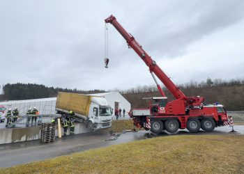 LKW-Bergung im Gewerbegebiet Ehrenfeld