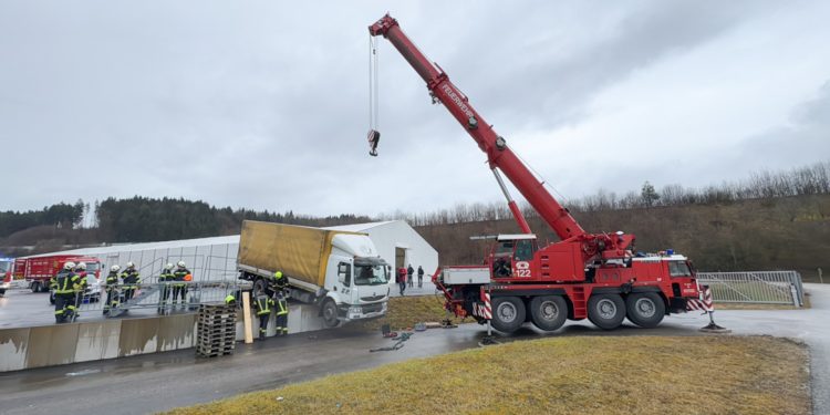 LKW-Bergung im Gewerbegebiet Ehrenfeld