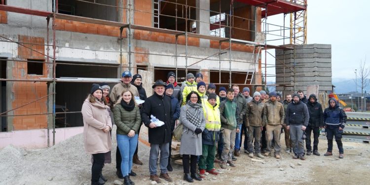 Großes Lob bei der Gleichenfeier Zubau des Kindergarten Gschwandt!
