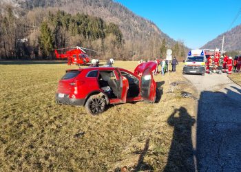 Auto auf Bahnübergang von Zug erfasst