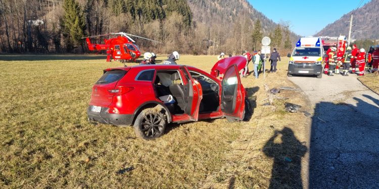 Auto auf Bahnübergang von Zug erfasst