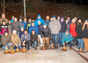 Freundschaftlicher Vergleichskampf am Eis: Obertrauner Ortsmusik vs Heimatgruppe Obertraun!