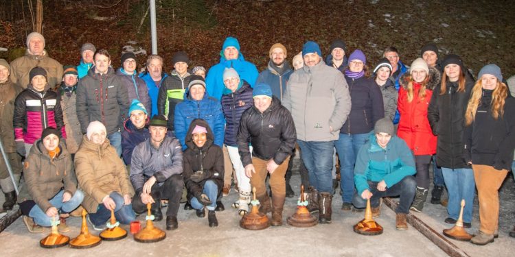 Freundschaftlicher Vergleichskampf am Eis: Obertrauner Ortsmusik vs Heimatgruppe Obertraun!
