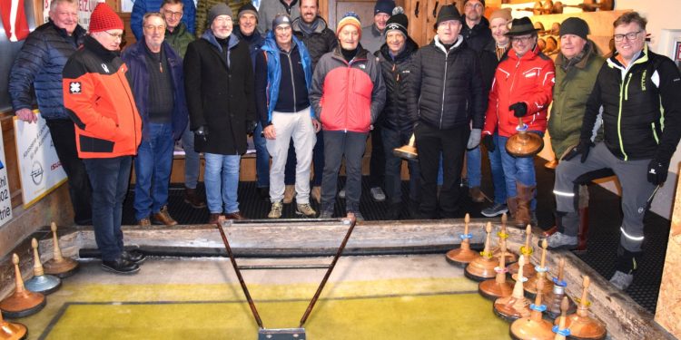 Eisstockderby: Die Lions gewannen das Bratl, die Kiwanis das Bier