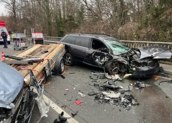Frontalcrash auf der B120 in Ohlsdorf: Ein Verletzter